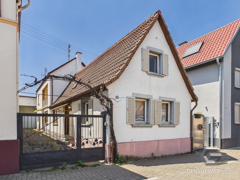 Einfamilienhaus mit Scheune, Nebengebäude und großem Garten
